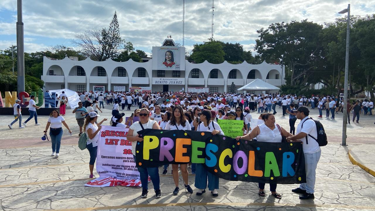 Miles de profesores en Quintana Roo se manifiestan contra la Reforma del ISSSTE