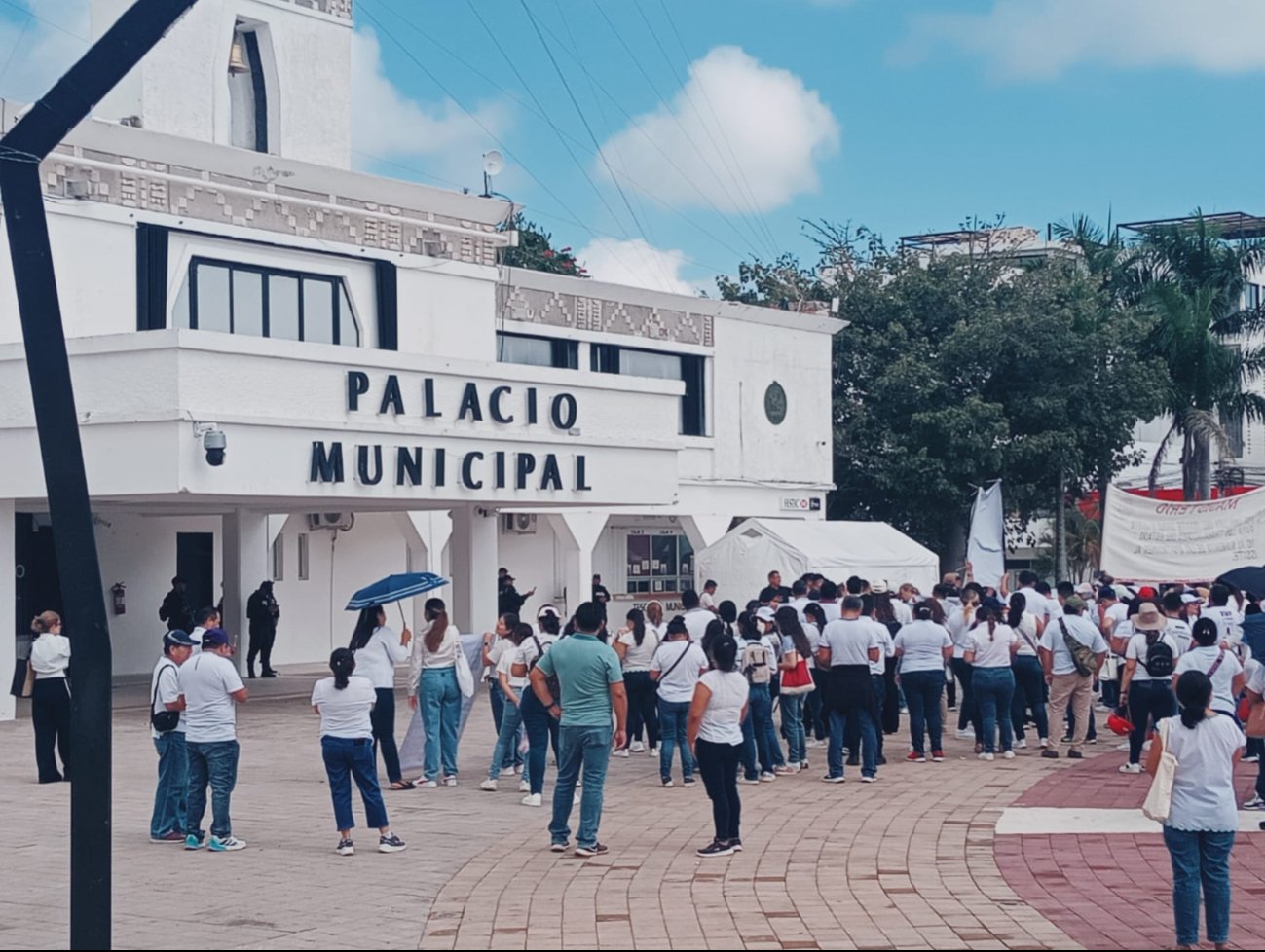 Docentes Marchan en Playa del Carmen para Defender sus Derechos Laborales