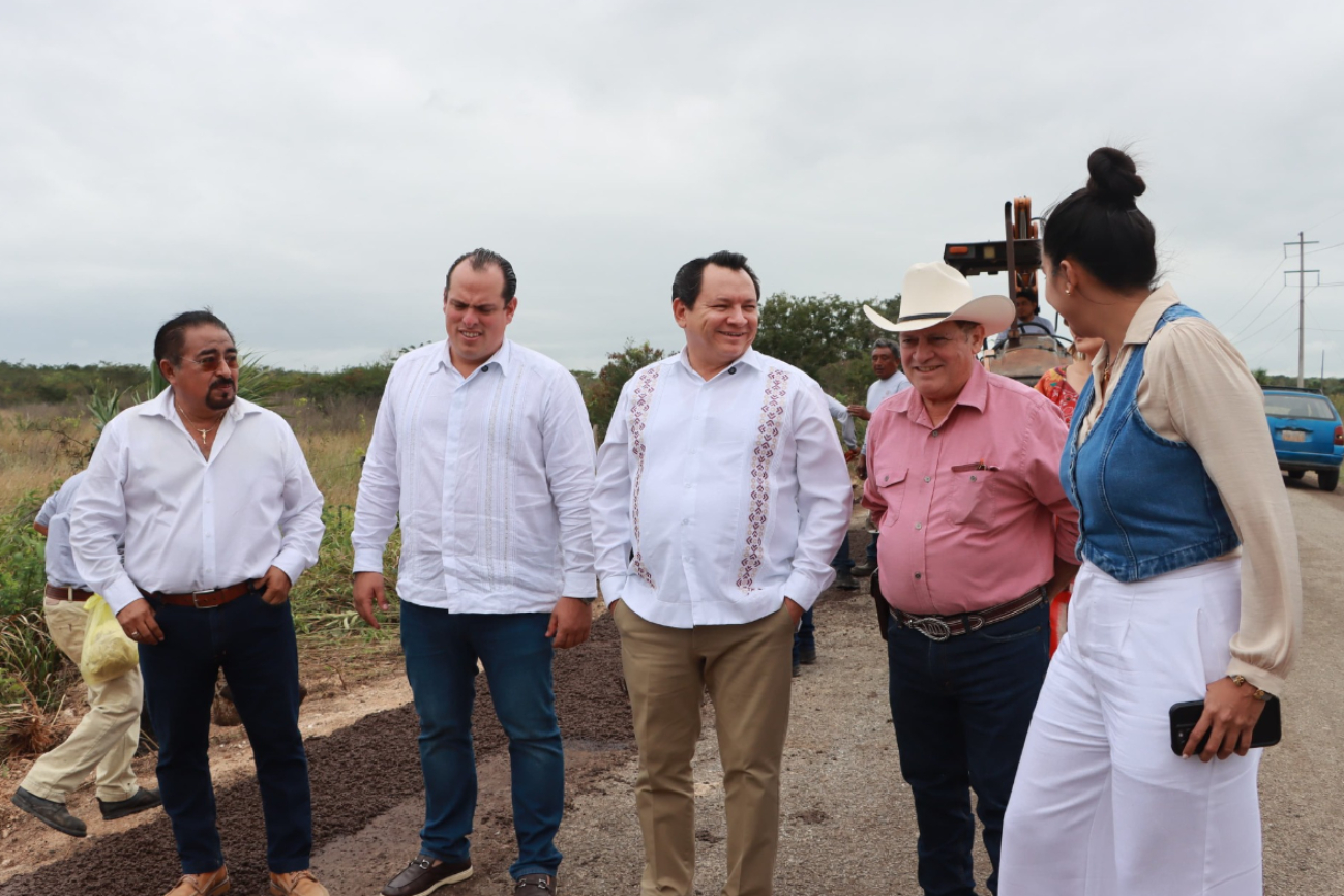 Supervisa Joaquín Díaz Mena trabajos de bacheo en  la carretera Colonia Yucatán - El Cuyo