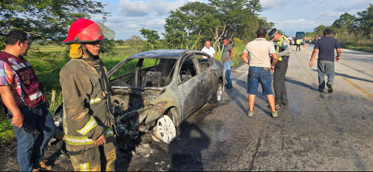 Fuego consume automóvil; no se reportaron víctimas