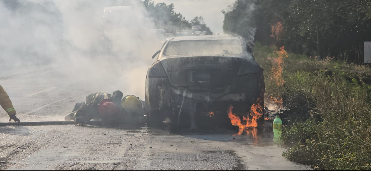 Fuego consume automóvil; no se reportaron víctimas