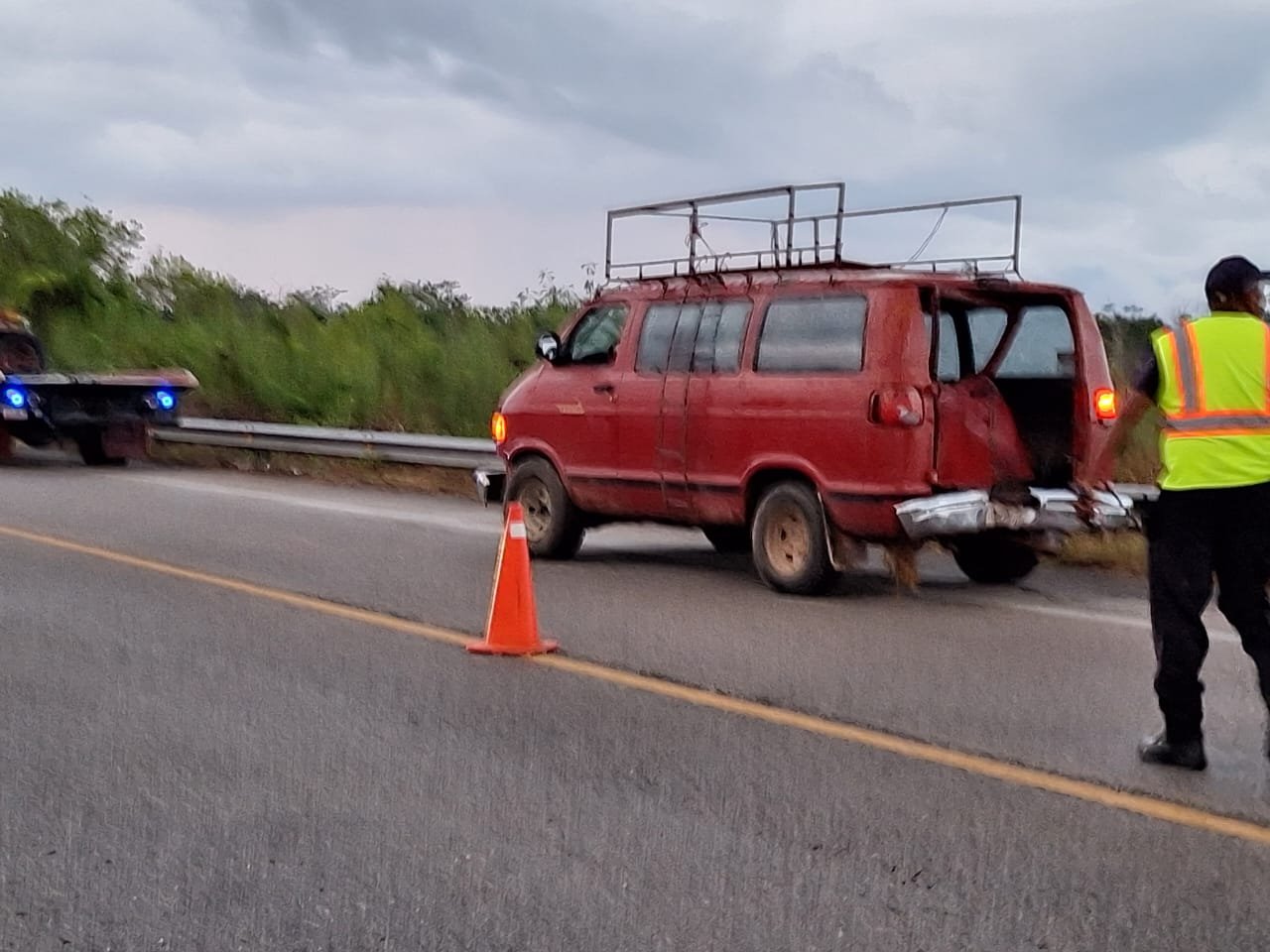 Trasladan de urgencia al hospital a hombre tras choque; su estado es delicado