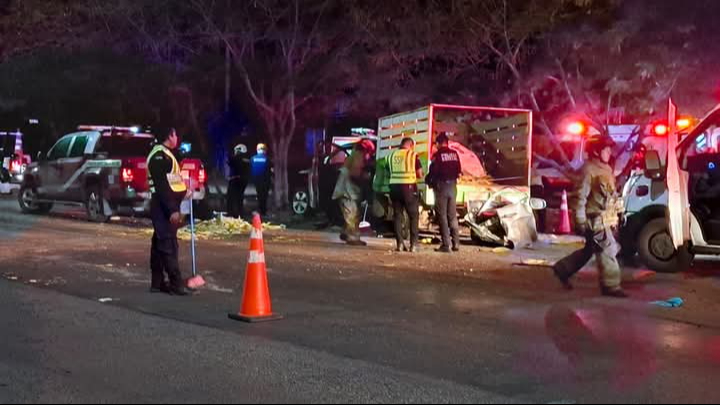 Conductor de una camioneta se duerme, impacta un retén, una patrulla y deja cinco lesionados