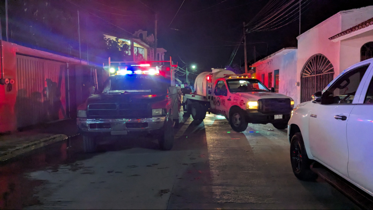 Movilización de bomberos en Ciudad del Carmen por incendio de casa 