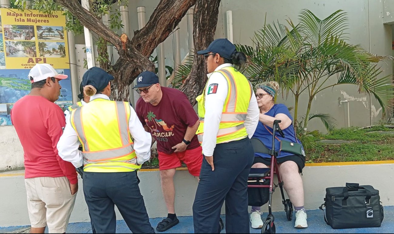 La pareja, procedente de Estados Unidos, fue asistida por agentes en la terminal marítima. Relataron que desembolsaron 70 dólares para movilizarse en la isla