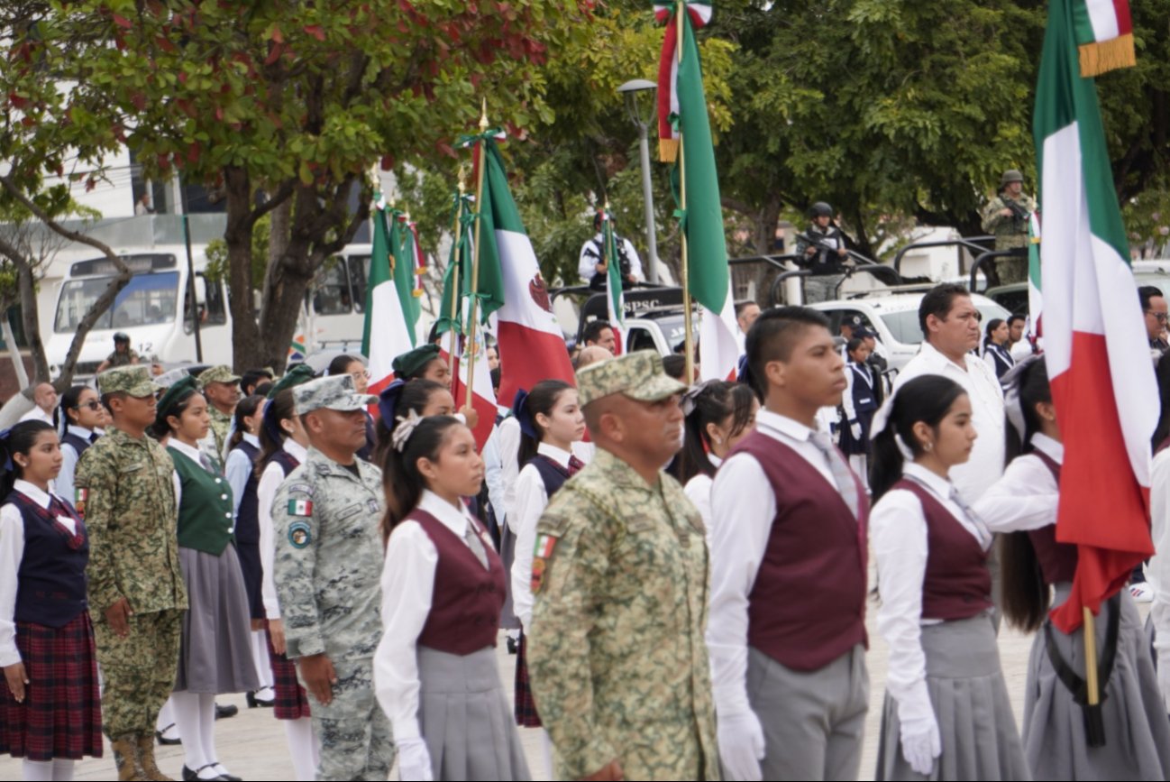 25 escoltas reciben lábaro patrio