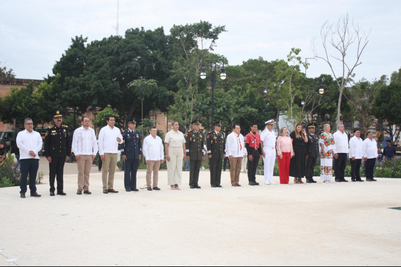 Autoridades estatales y municipales participaron en el izamiento de la Bandera