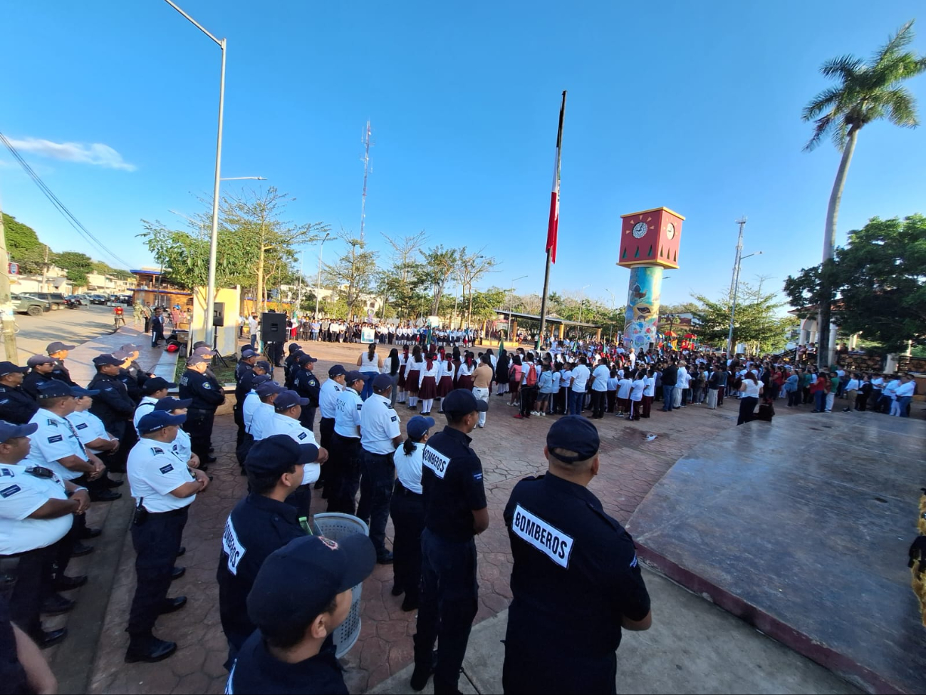 Autoridades y otros elementos de importancia se reunieron frente al Palacio Municipal