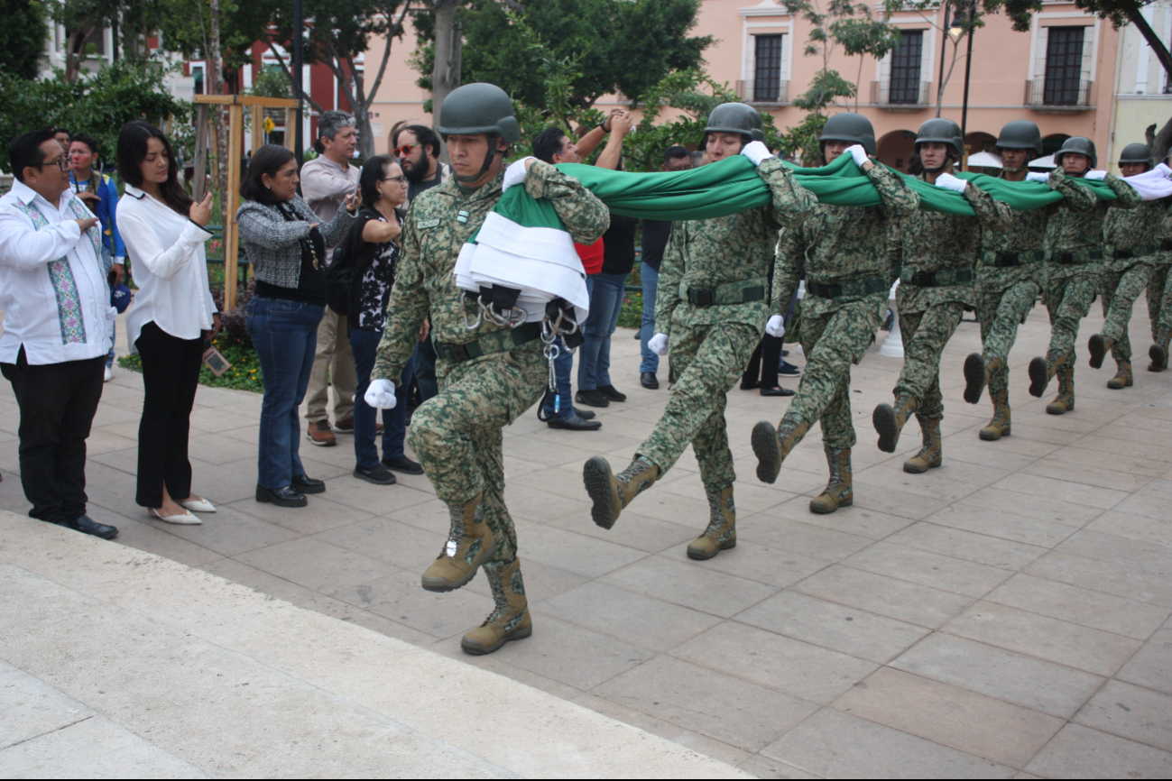 La Bandera de México fue izada en la Plaza Grande de Mérida