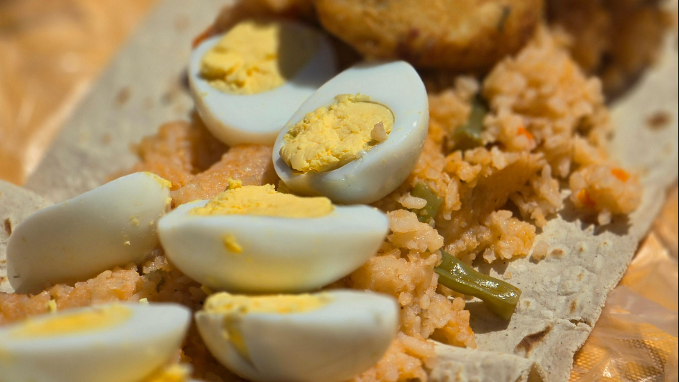 La forma original de su preparación constaba de dos tortillas, arroz y huevo sancochado