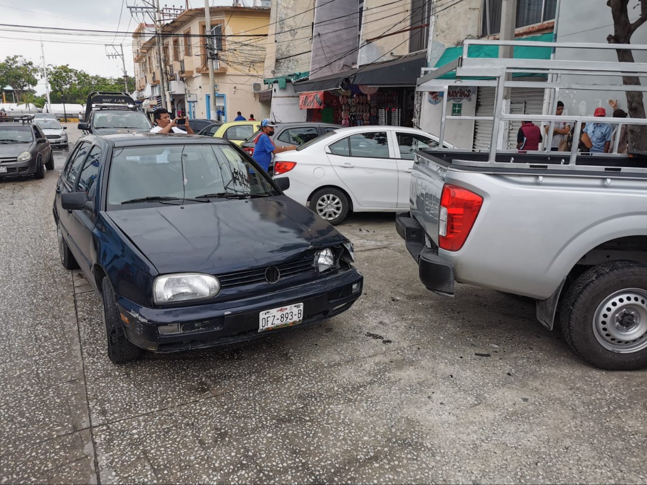 Percance vehicular deja daños en miles de pesos.