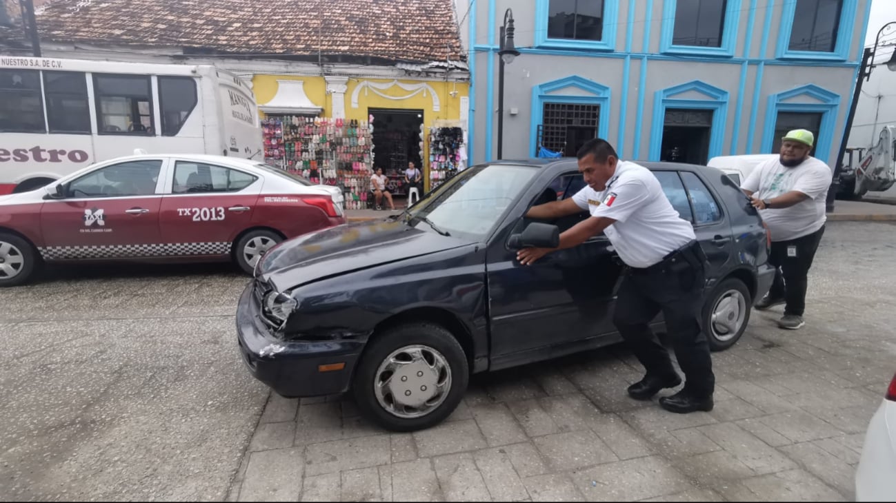 Un descuido provocó el impacto contra el coche estacionado en el acotamiento.