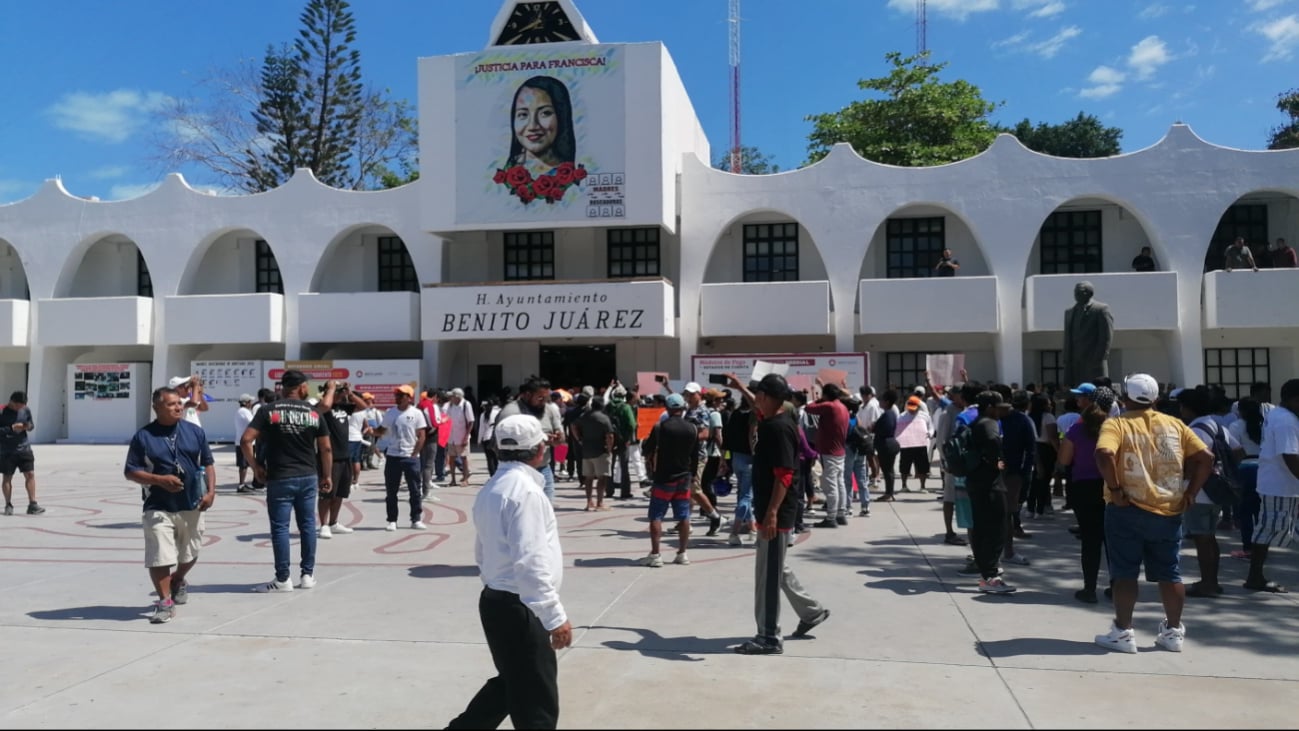 Con carteles y de forma pacífica, los comerciantes ingresaron a las instalaciones