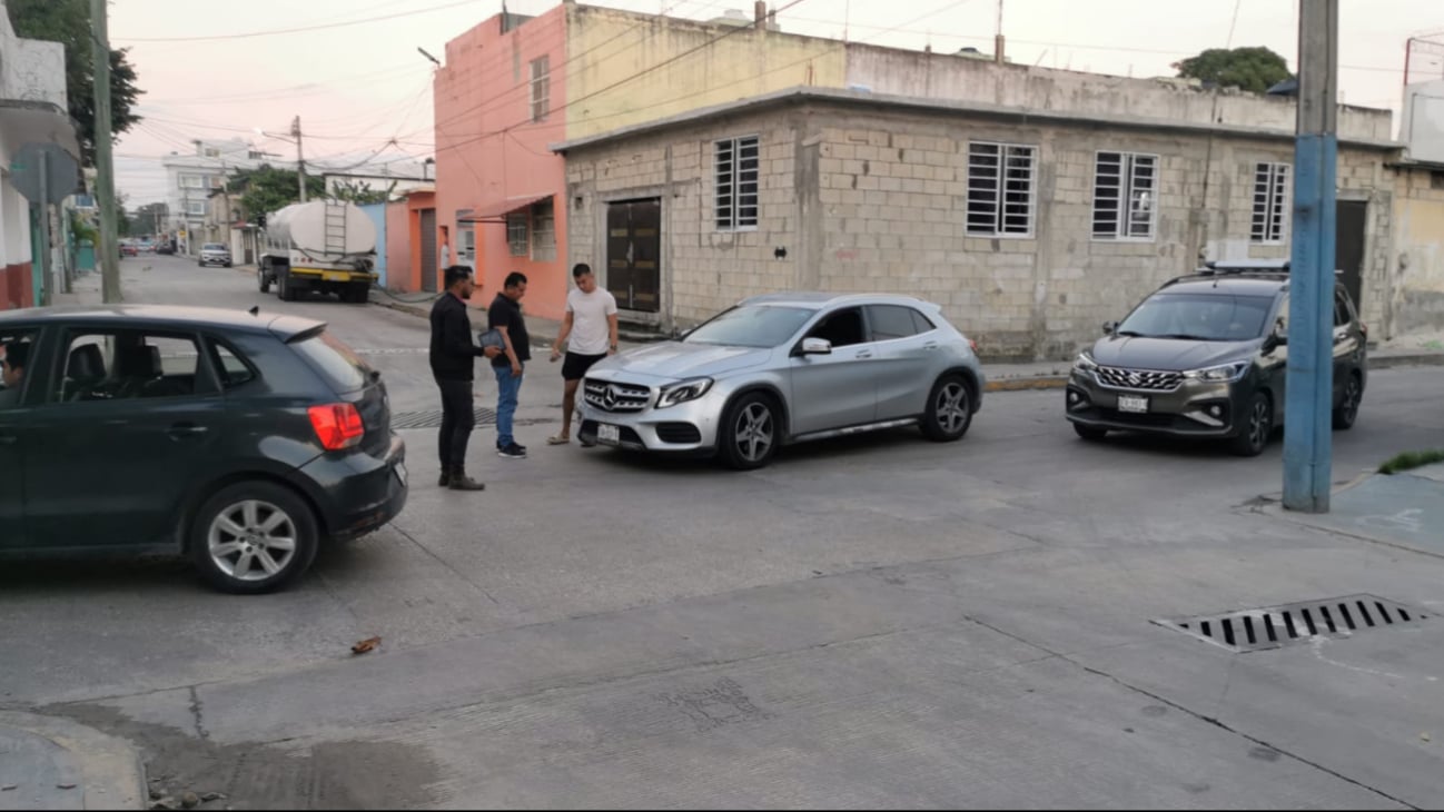 De manera inesperada, un hombre fue casi embestido por un camión urbano.