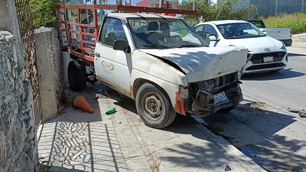 El adulto mayor chocó contra la camioneta estacionada