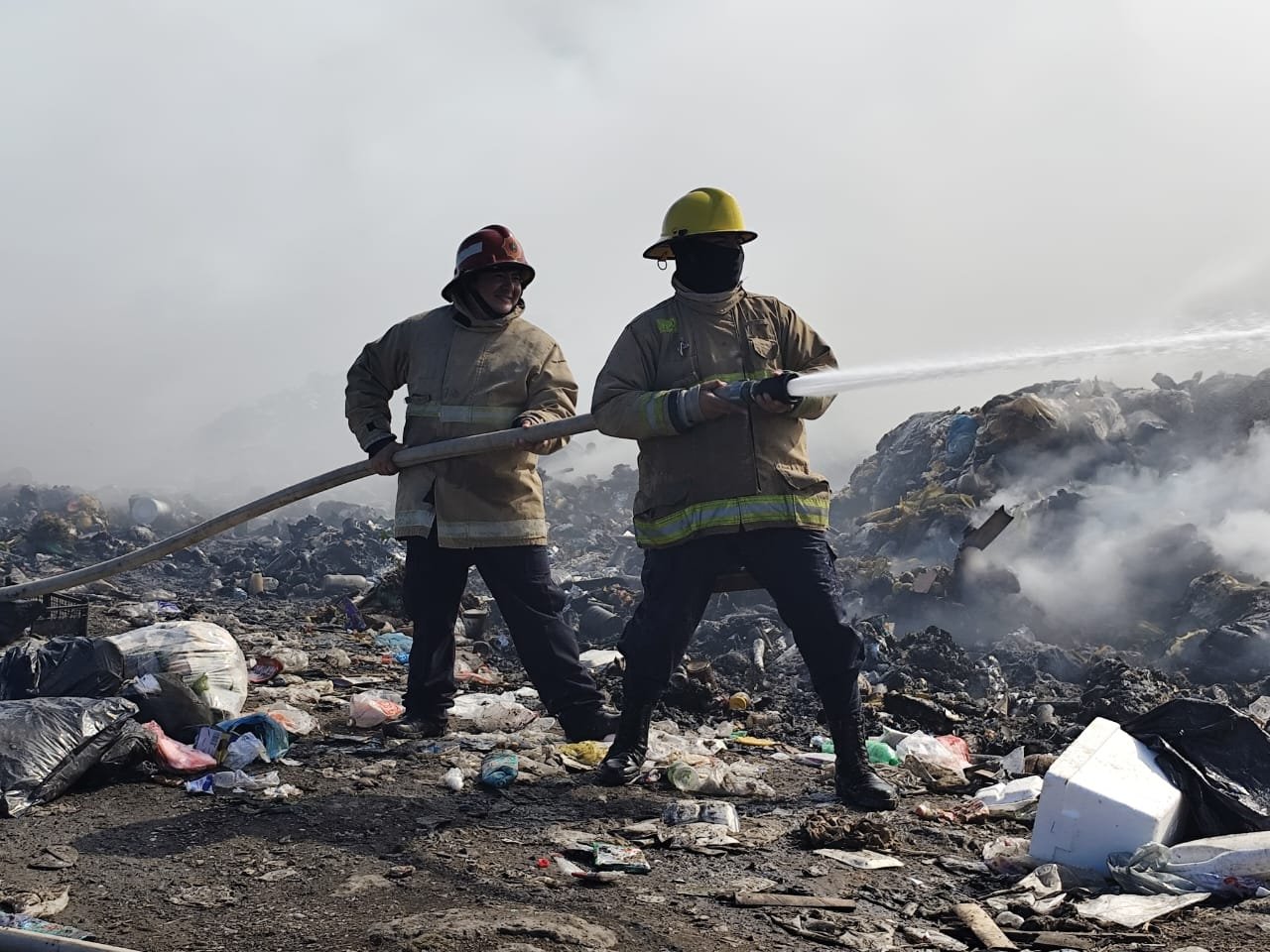 El Heroico Cuerpo de Bombero utilizaron mas de 13 mil 500 litros de agua