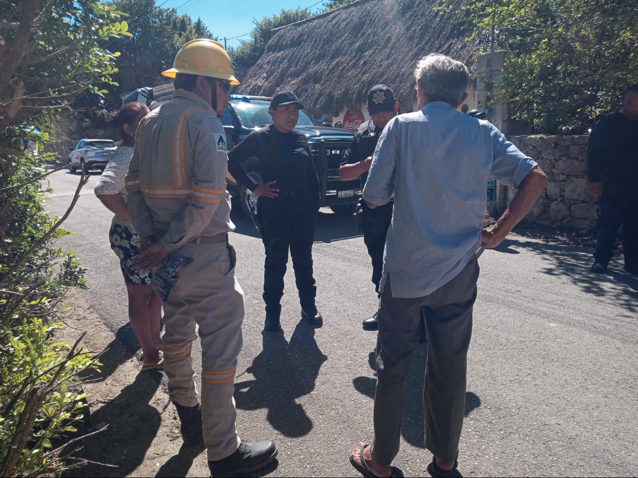 El hombre presentó quemaduras en el cuerpo, por lo que fue atendido por paramédicos