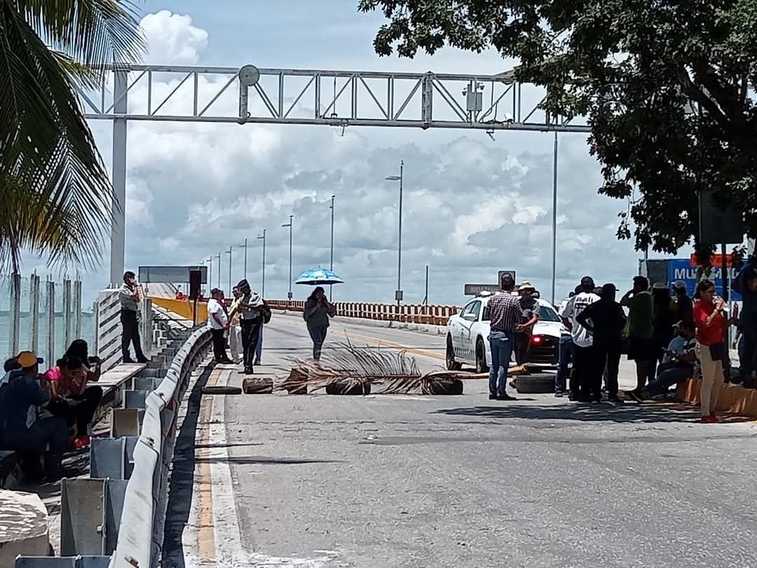 Taxistas de Ciudad del Carmen pretenden bloquear el paso del Puente Zacatal 