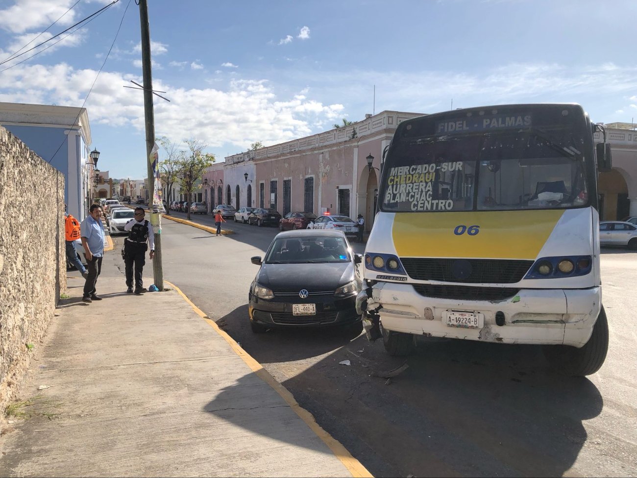 Un camión de transporte impactó inesperadamente contra un auto compacto