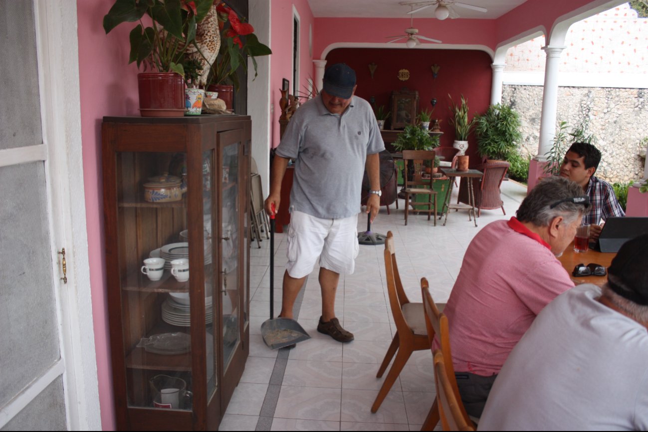 Vecinos recogen restos de harina de sus viviendas