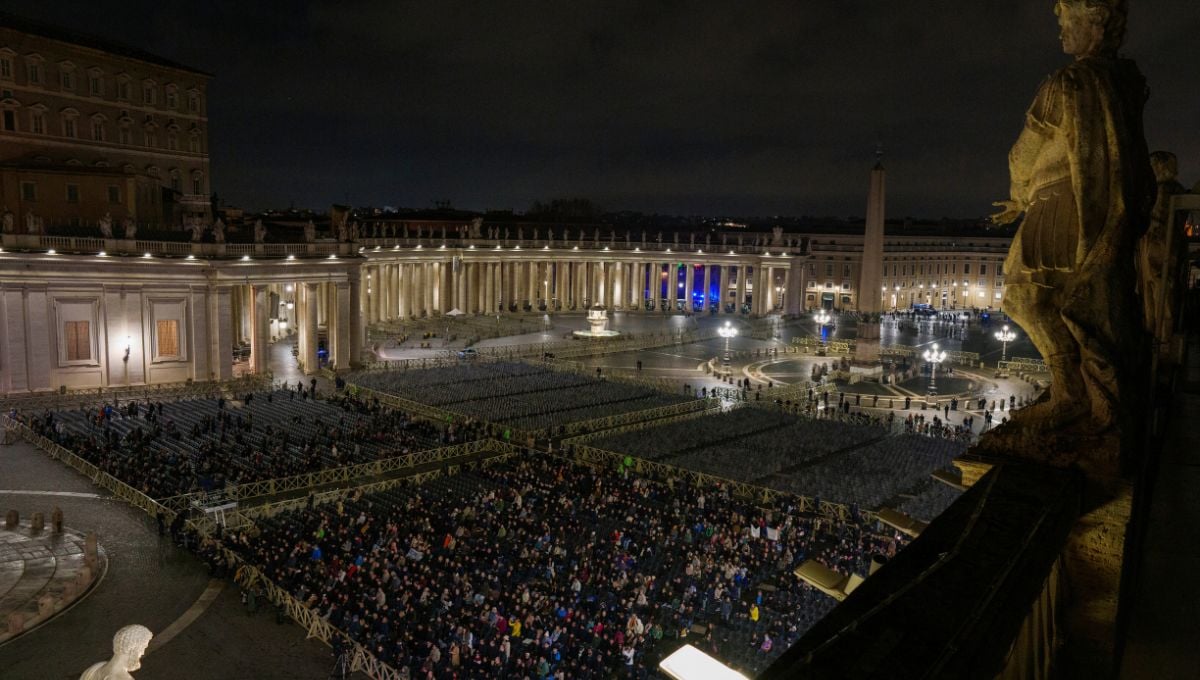 En la Plaza de San Pedro, cardenales, miembros de la Curia y fieles han continuado rezando el rosario cada noche por la pronta recuperación del sumo pontífice