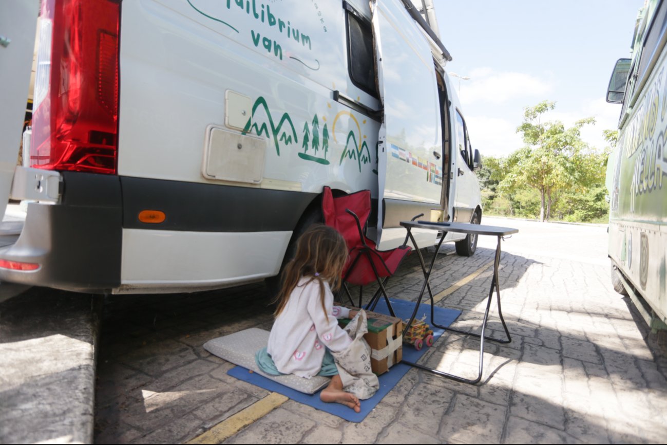 Afirman que el viaje es una forma de mostrarle a su hija que hay muchos lugares que conocer y no quedarse sólo en uno