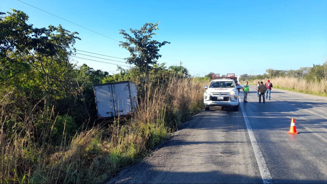 Camión de Carga Sale de la Carretera en Escárcega – Villahermosa