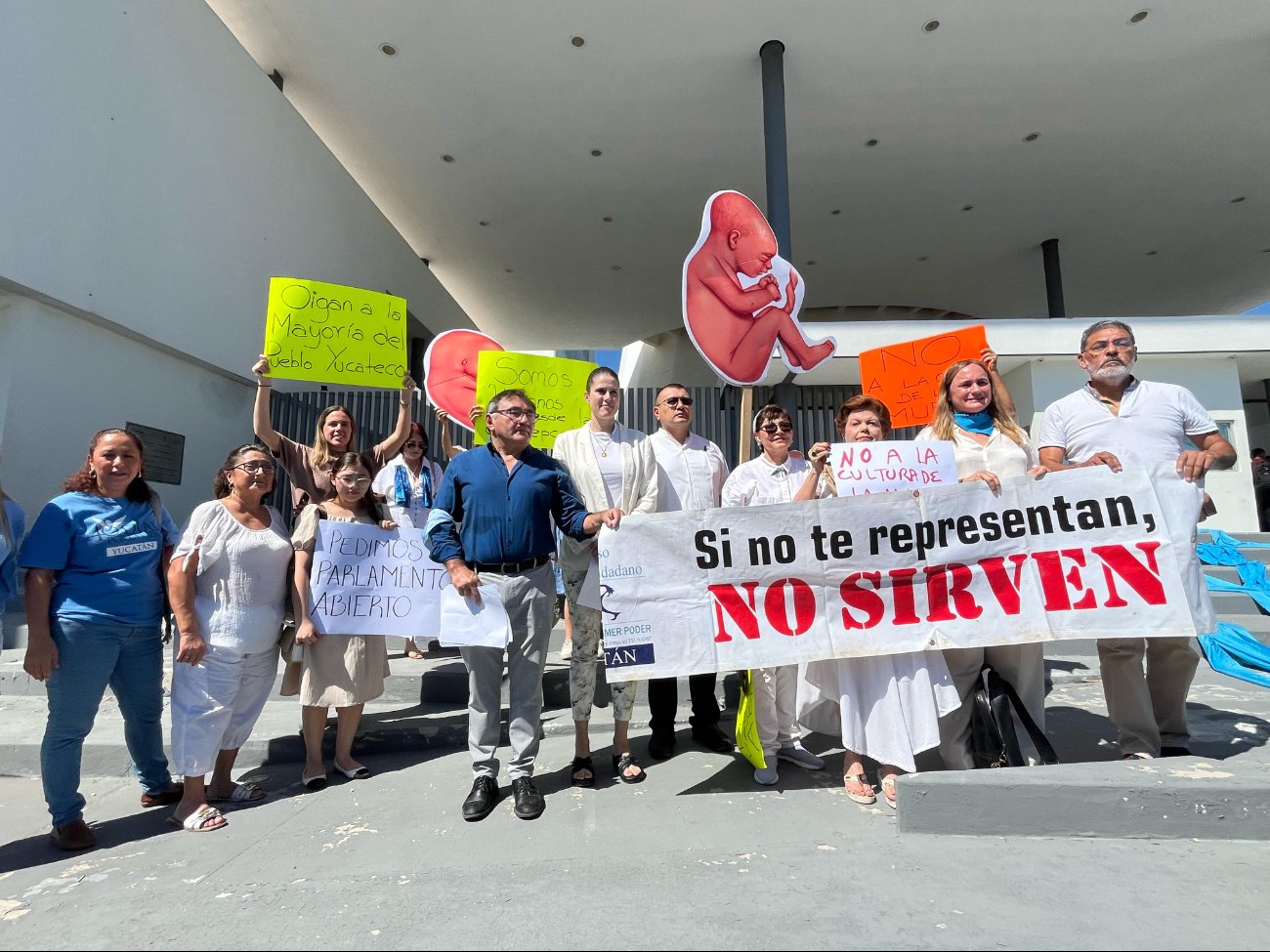 Colectivos se manifestaron afuera del Congreso de Yucatán