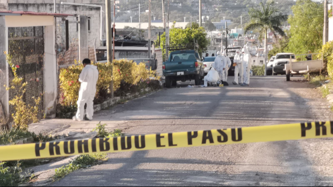 Descubren a hombre muerto junto a camioneta