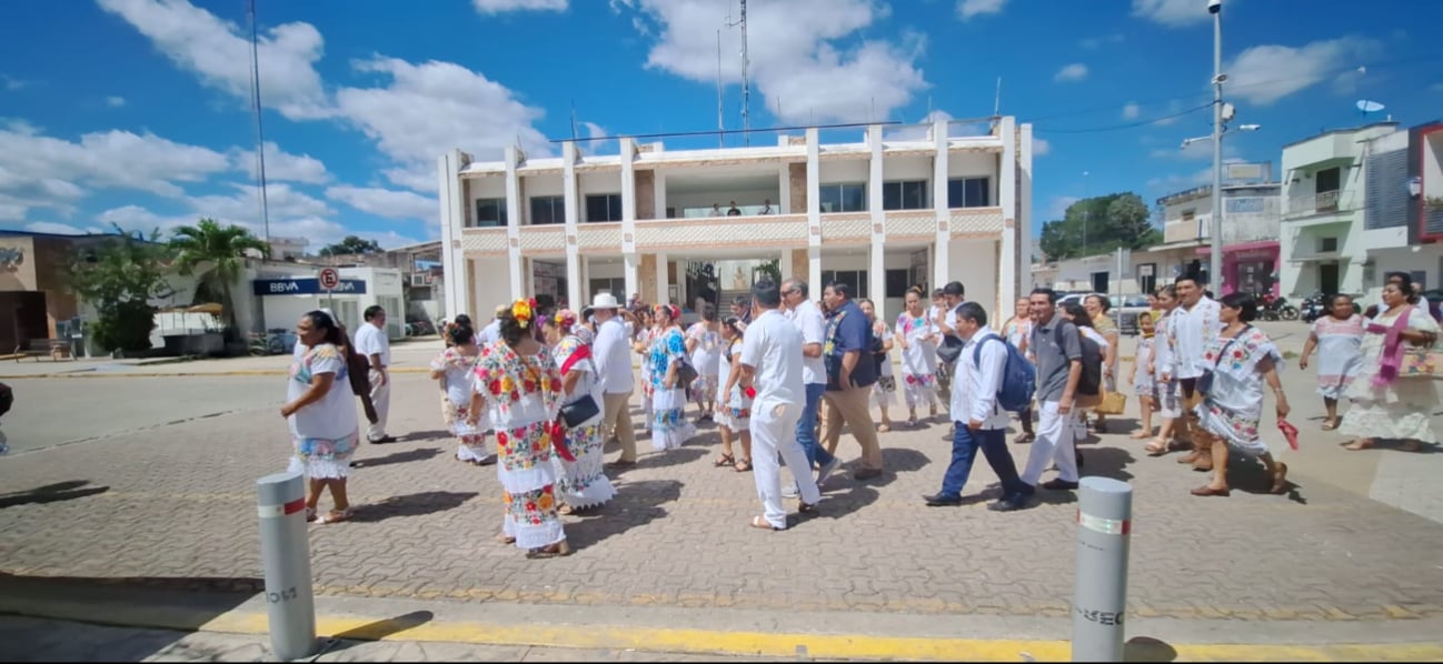 Después del evento por el Día Internacional de las Lenguas Maternas, los docentes comenzaron a manifestarse