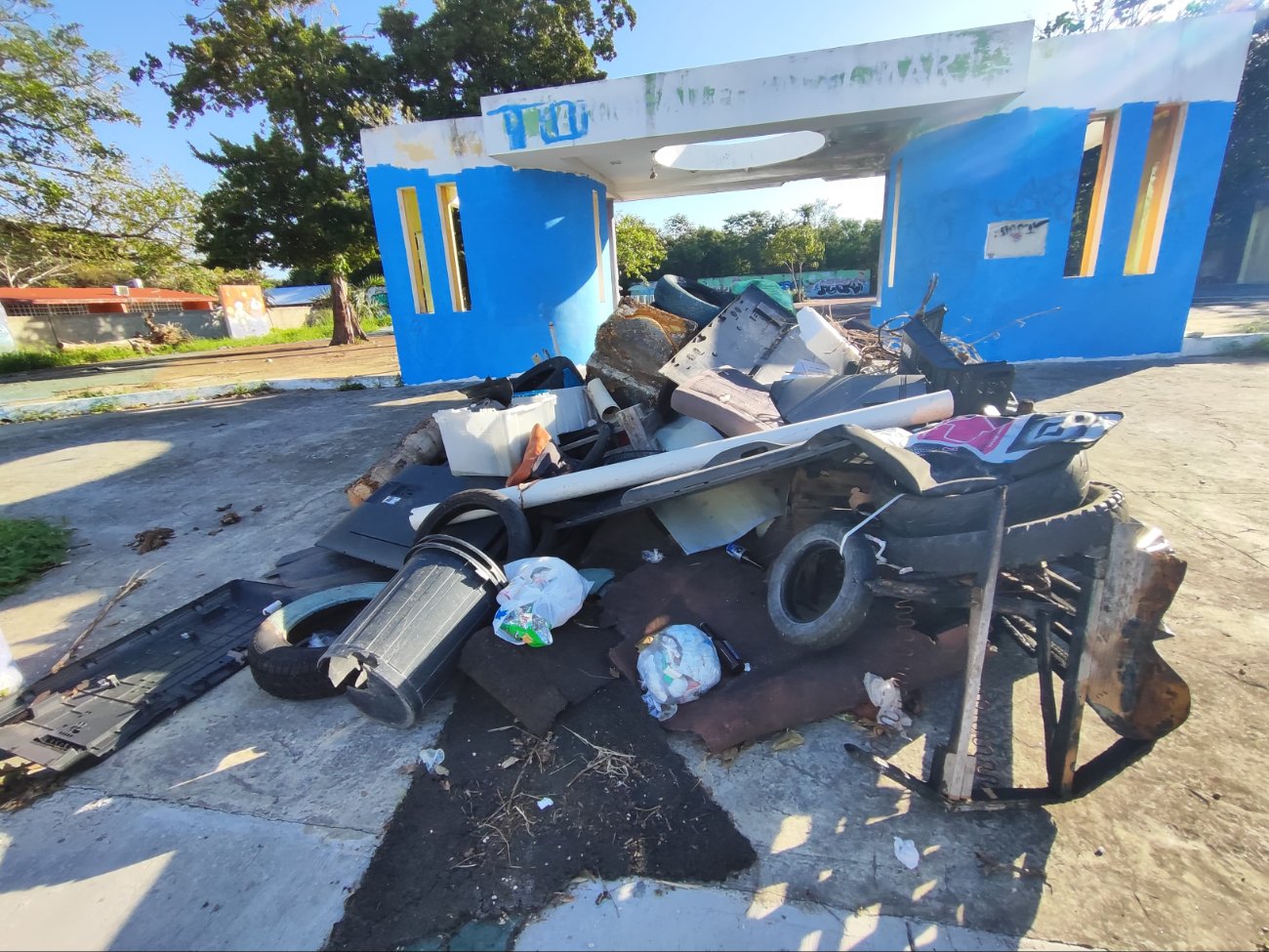 Inclusive en parques donde los niños deberían jugar, son ocupados por más basura