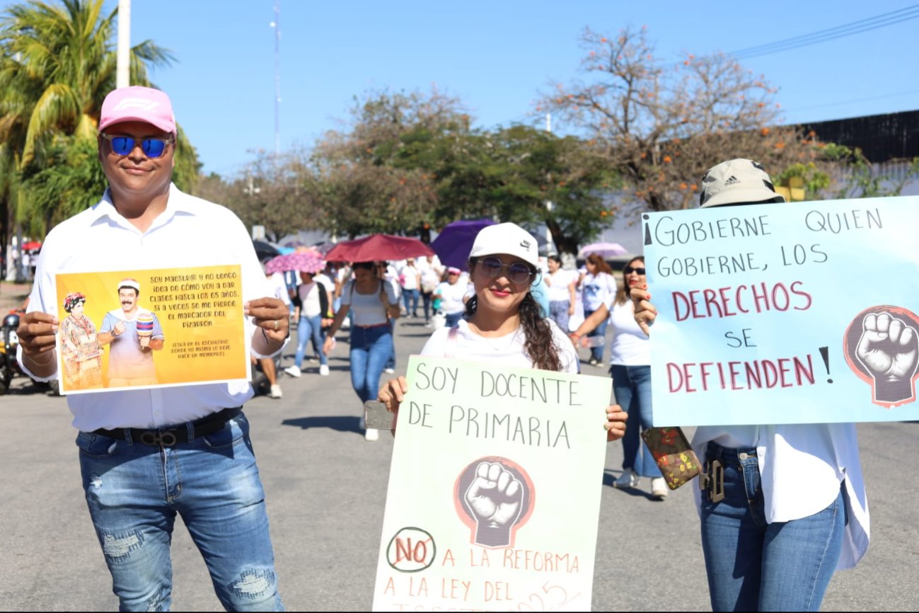 Los manifestantes protestaron contra la reforma que impactará los sueldos de los trabajadores.