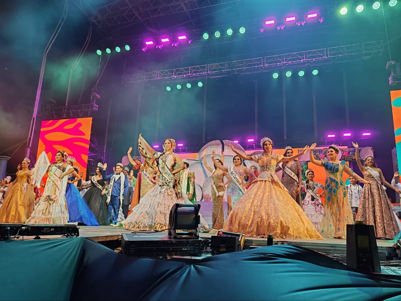 Los reyes y reinas presentaron sus mejores atuendos durante la festividad del Carnaval.