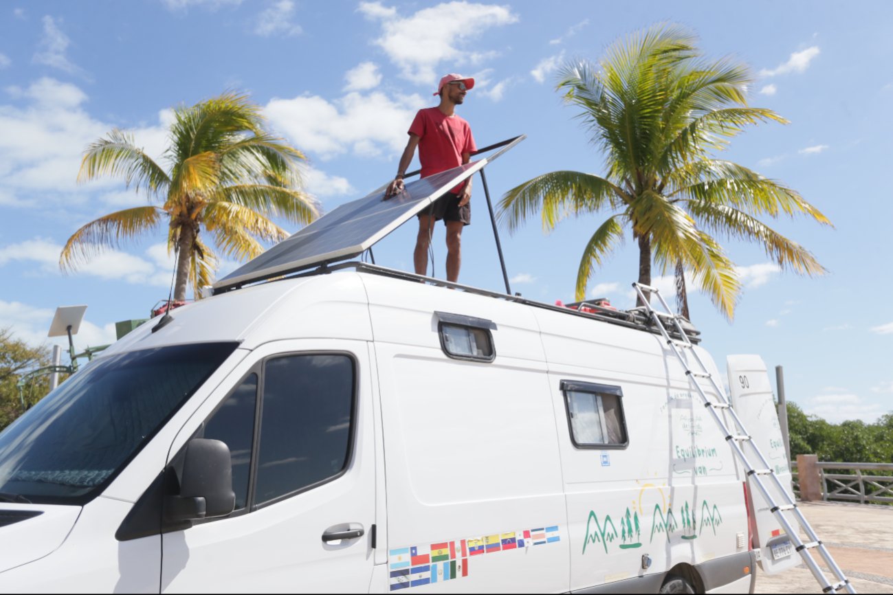 Los viajeros partieron de su país y en su trayecto aprovechan disfrutar de destinos turísticos de cada lugar que visitan