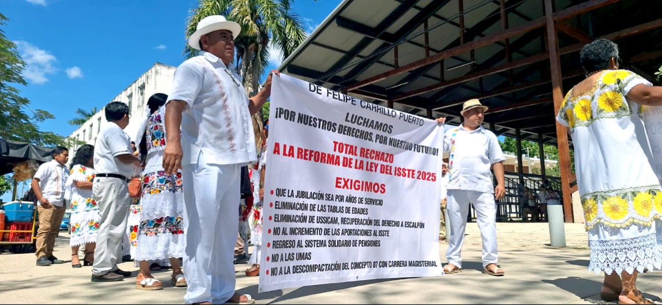 Ataviados con sus trajes típicos, profesionistas de Felipe Carrillo Puerto también alzaron la voz