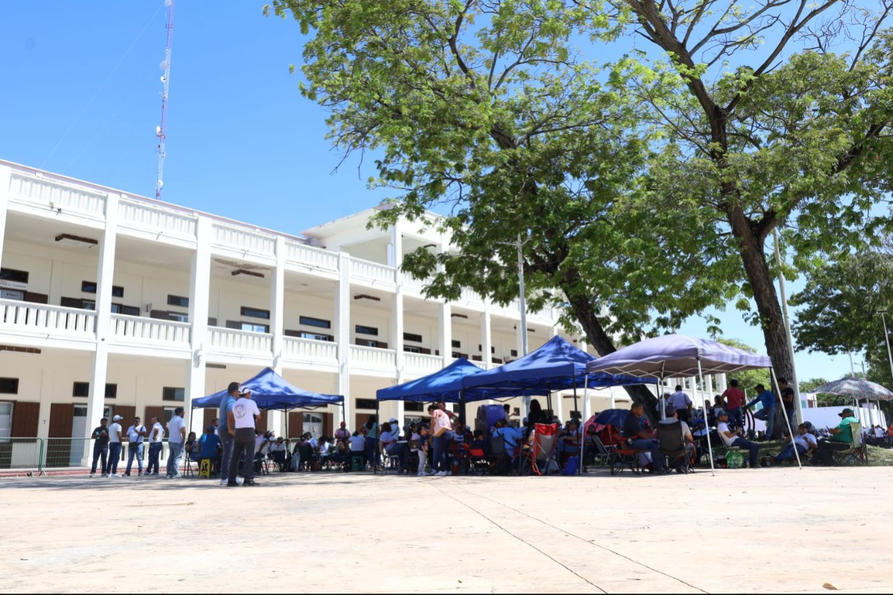 Con toldos, sillas y varios carteles los docentes se reunieron para protestar