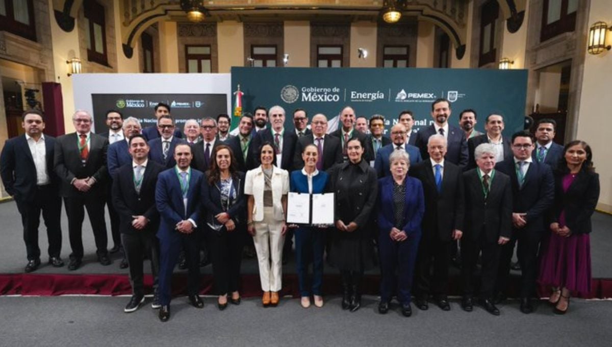 El pacto, alcanzado tras una reunión a puerta cerrada en Palacio Nacional, busca proteger la economía de las familias mexicanas