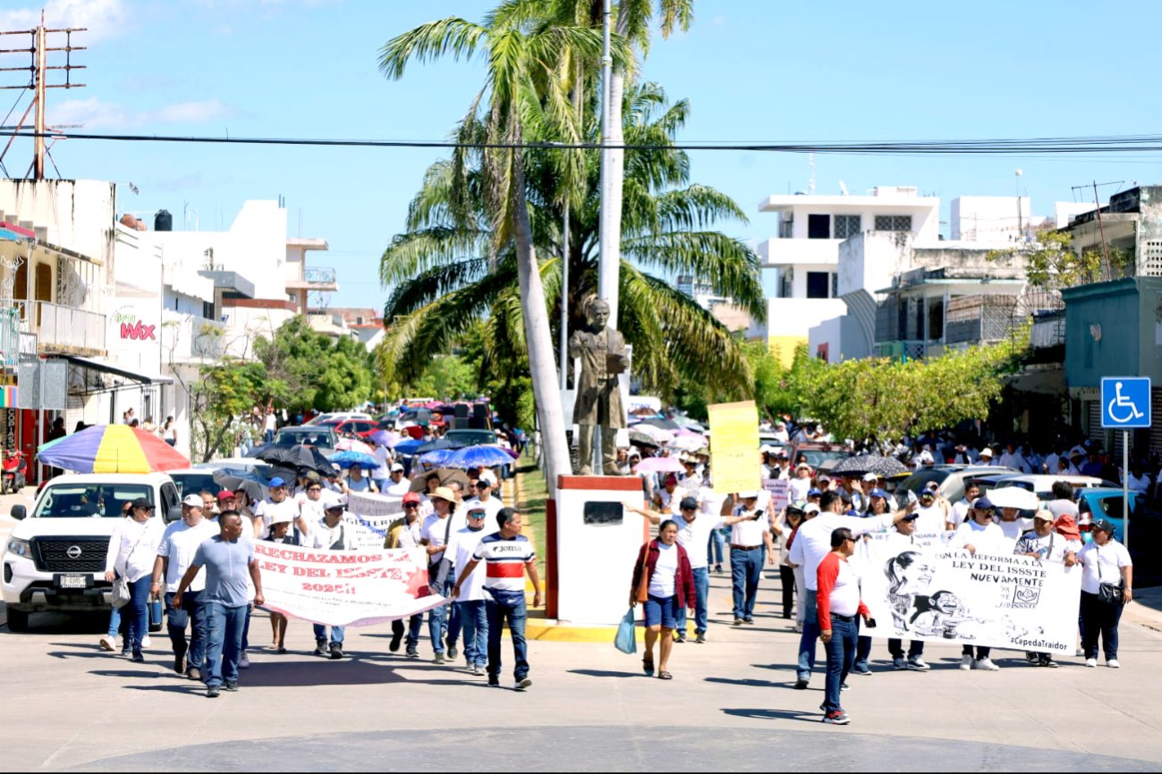 Más de 15 mil burócratas “tomaron" las calles de Quintana Roo para protestar contra la reforma del ISSSTE