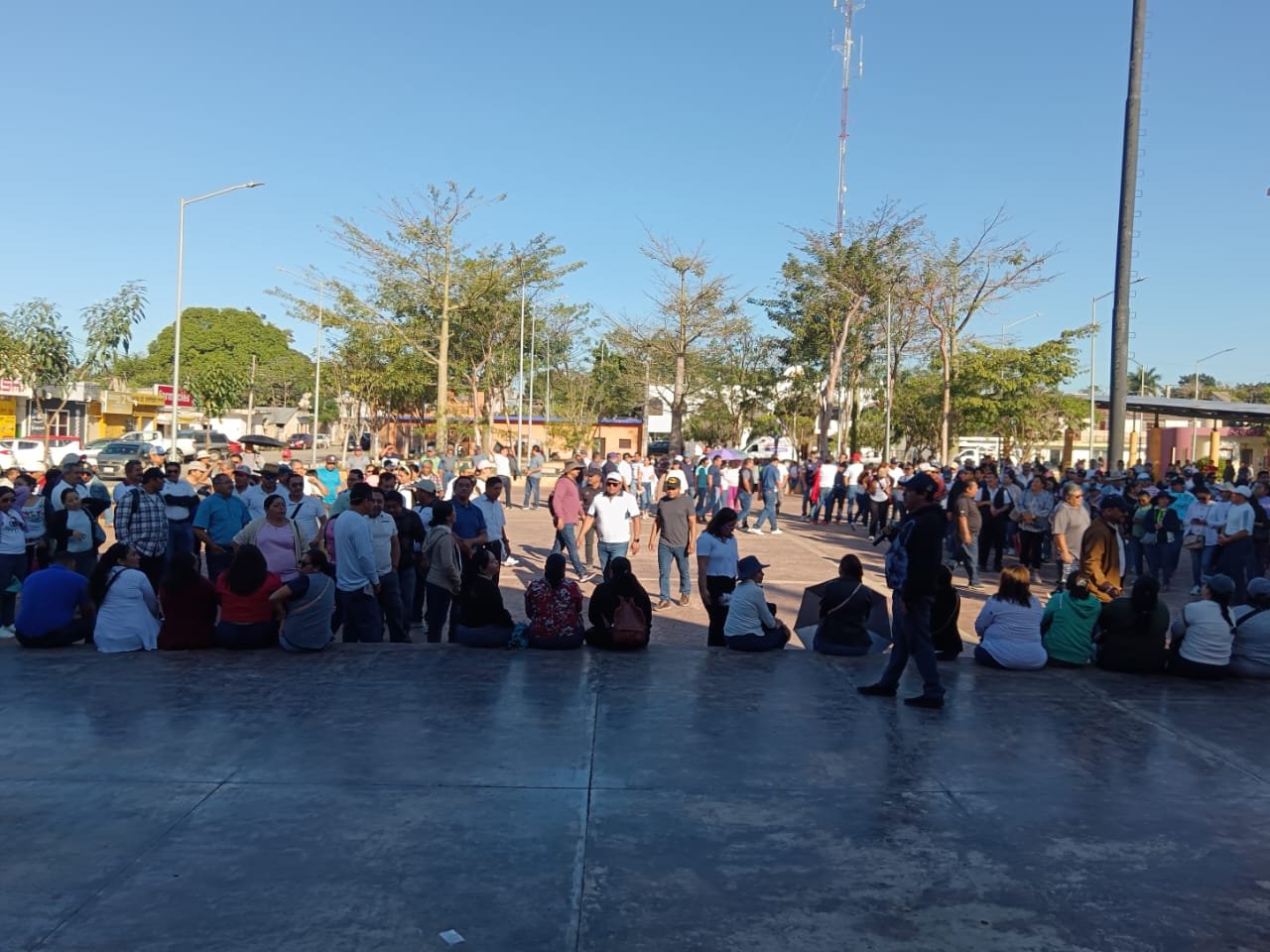 Los docentes se reunieron en el parque central