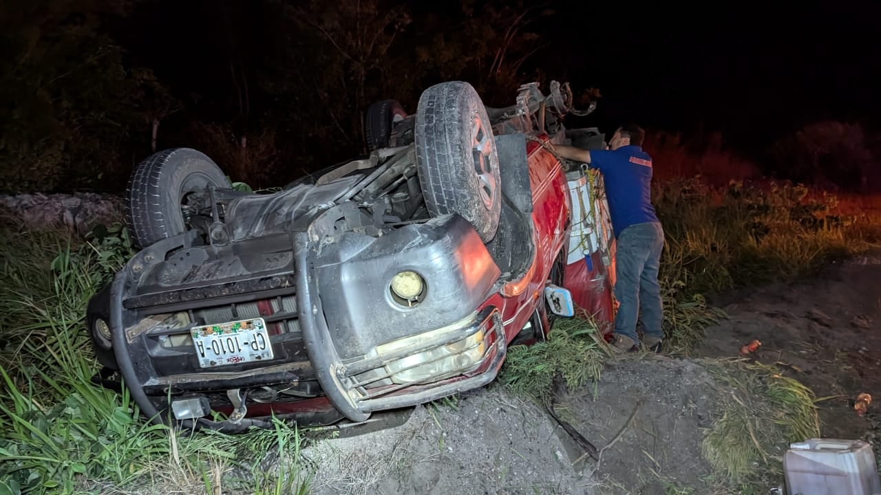 Accidente en Carretera Deja Volcada Camioneta con Carga de Pescado