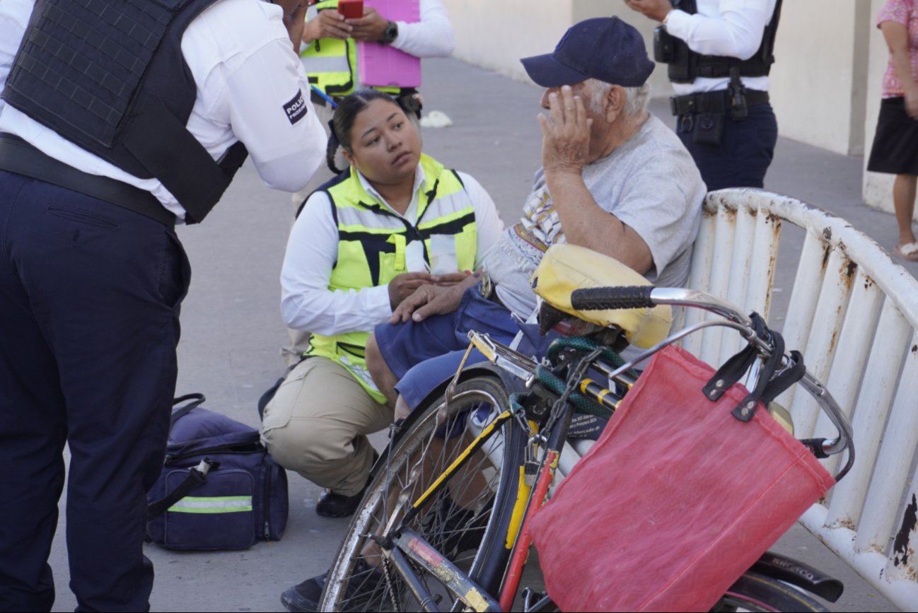 Ancianito termina con lesiones tras caerse de su bicicleta en el Centro de Campeche