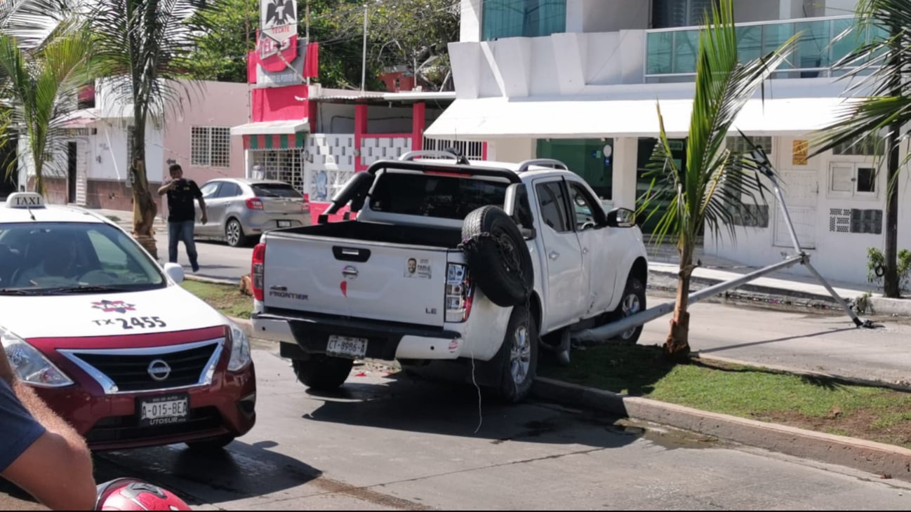 Camioneta Destroza Propiedad Municipal tras Derrape