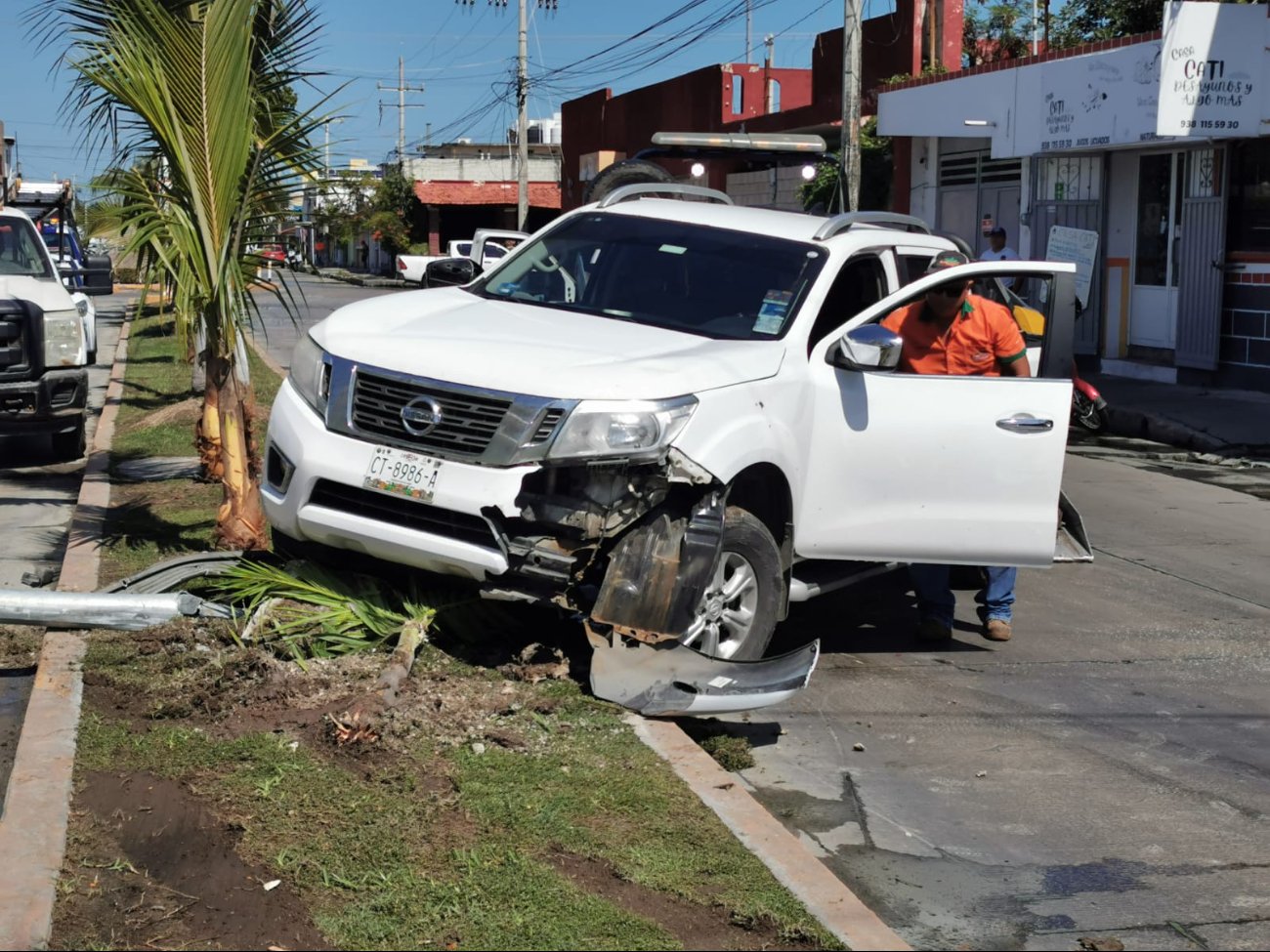 Camioneta destroza propiedad municipal tras derrape en Ciudad del Carmen