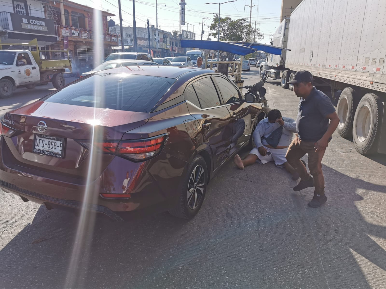 Accidente frente a ADO de Campeche deja a vendedor con lesión sangrante       