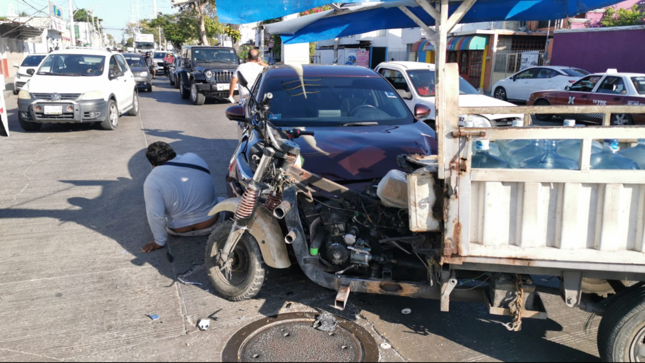 El hombre impactado transportaba consigo garrafones para vender.