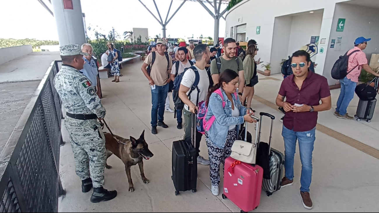 Elementos de la Guardia Nacional protegen el área como también de los pasajeros