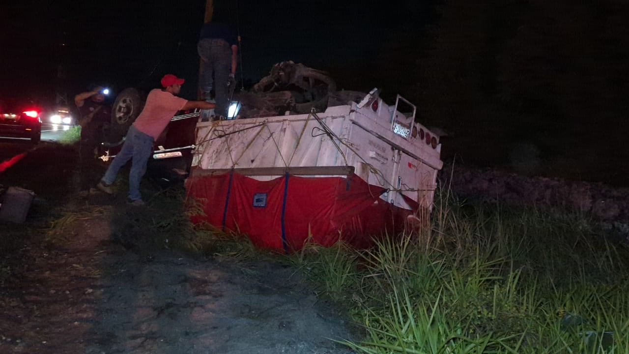 Falla Mecánica Provoca Volcadura de Camioneta