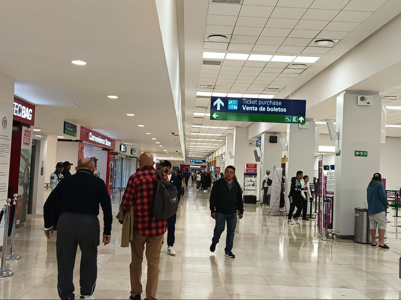 Hay afluencia regular de pasajeros en el aeropuerto de Mérida