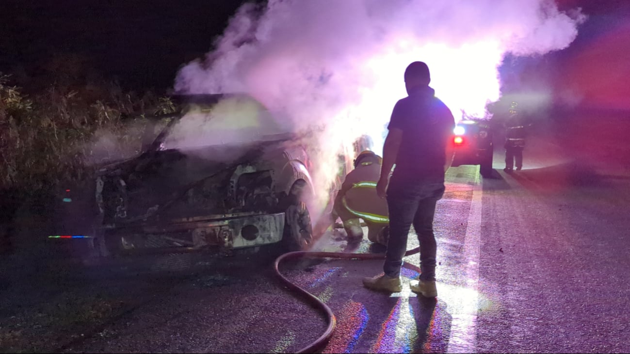 Camioneta termina en cenizas en Ciudad del Carmen tras corto circuito