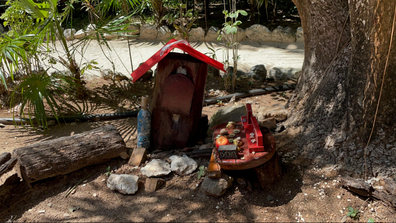 Las casitas de Aluxes fueron elaboradas por niños de la comunidad estudiantil inspirándose en la leyenda de estos seres